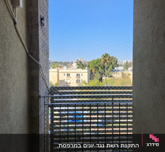 רשת למניעת כניסת יונים במרפסת